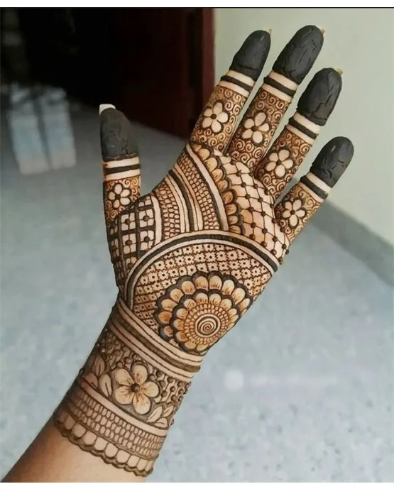 Chain Inspired Luxurious Front Hand Mehndi Design Chain Inspired Luxurious Front Hand Mehndi Design